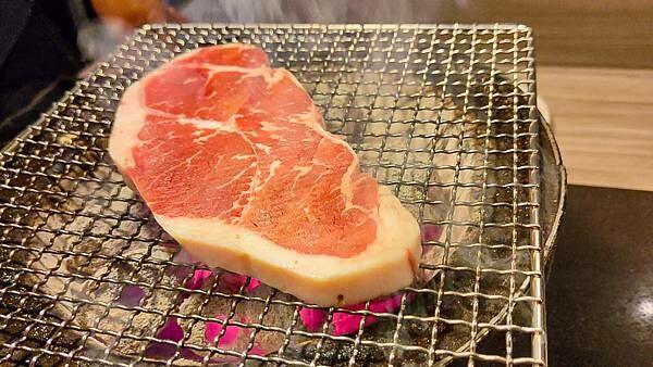 CP值爆表！不用千元就可以吃到和牛燒烤吃到飽，還有超厚切肋眼、比臉大牛排、韓式豬五花等超高級食級無限量