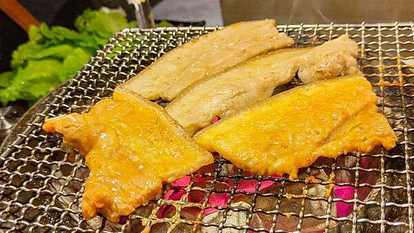 CP值爆表！不用千元就可以吃到和牛燒烤吃到飽，還有超厚切肋眼、比臉大牛排、韓式豬五花等超高級食級無限量