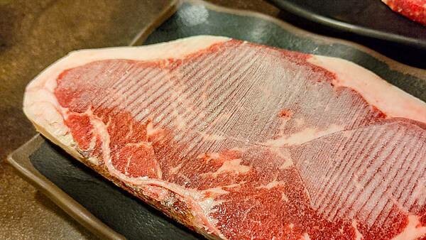 CP值爆表！不用千元就可以吃到和牛燒烤吃到飽，還有超厚切肋眼、比臉大牛排、韓式豬五花等超高級食級無限量