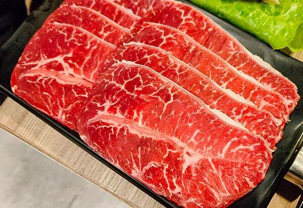 CP值爆表！不用千元就可以吃到和牛燒烤吃到飽，還有超厚切肋眼、比臉大牛排、韓式豬五花等超高級食級無限量