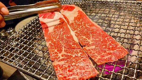 CP值爆表！不用千元就可以吃到和牛燒烤吃到飽，還有超厚切肋眼、比臉大牛排、韓式豬五花等超高級食級無限量