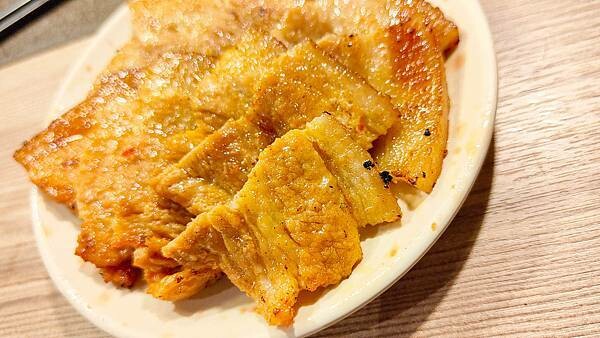 CP值爆表！不用千元就可以吃到和牛燒烤吃到飽，還有超厚切肋眼、比臉大牛排、韓式豬五花等超高級食級無限量