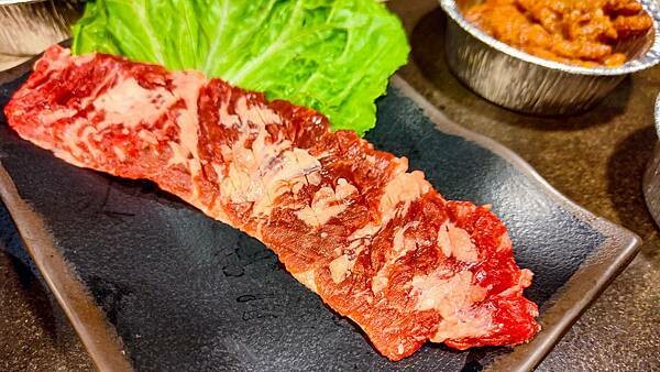 CP值爆表！不用千元就可以吃到和牛燒烤吃到飽，還有超厚切肋眼、比臉大牛排、韓式豬五花等超高級食級無限量