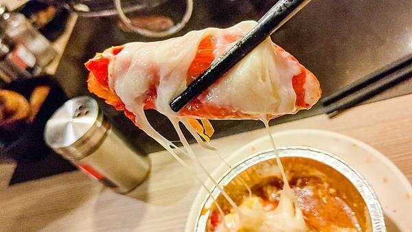 CP值爆表！不用千元就可以吃到和牛燒烤吃到飽，還有超厚切肋眼、比臉大牛排、韓式豬五花等超高級食級無限量