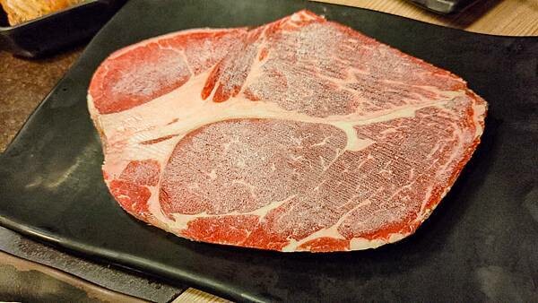 CP值爆表！不用千元就可以吃到和牛燒烤吃到飽，還有超厚切肋眼、比臉大牛排、韓式豬五花等超高級食級無限量