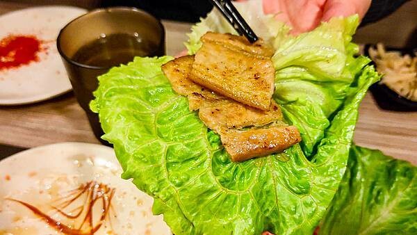 CP值爆表！不用千元就可以吃到和牛燒烤吃到飽，還有超厚切肋眼、比臉大牛排、韓式豬五花等超高級食級無限量