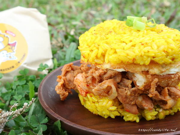 貍貓超人 黃金飯糰：台中美食│貍貓超人 黃金飯糰〃台中好吃飯糰推薦，採用金黃色的薑黃飯，配料獨特，顛覆傳統飯糰的口味~
