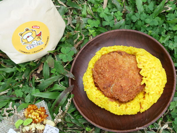 貍貓超人 黃金飯糰：台中美食│貍貓超人 黃金飯糰〃台中好吃飯糰推薦，採用金黃色的薑黃飯，配料獨特，顛覆傳統飯糰的口味~