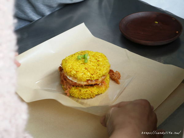 貍貓超人 黃金飯糰：台中美食│貍貓超人 黃金飯糰〃台中好吃飯糰推薦，採用金黃色的薑黃飯，配料獨特，顛覆傳統飯糰的口味~