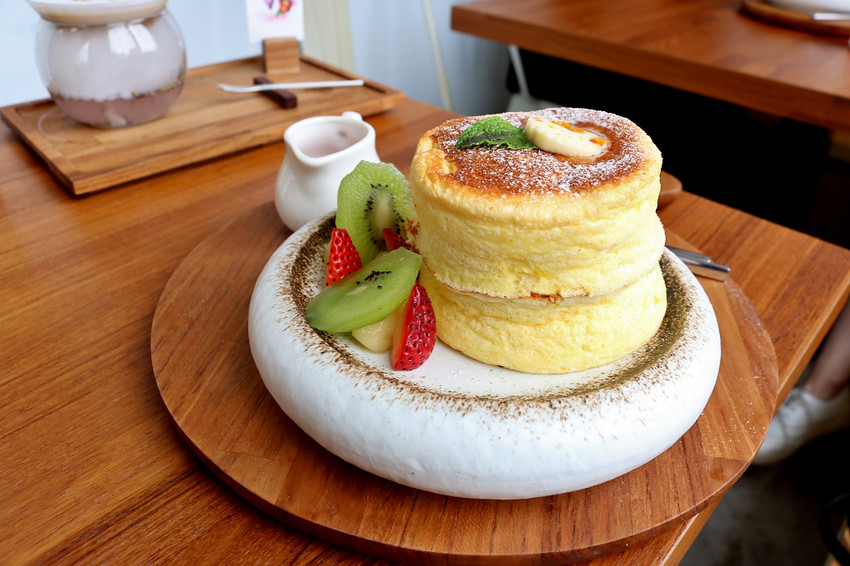 台南|成真咖啡(正興店) 正興街商圈.舒芙蕾鬆餅.台南下午茶推薦 - 奇奇一起玩樂趣