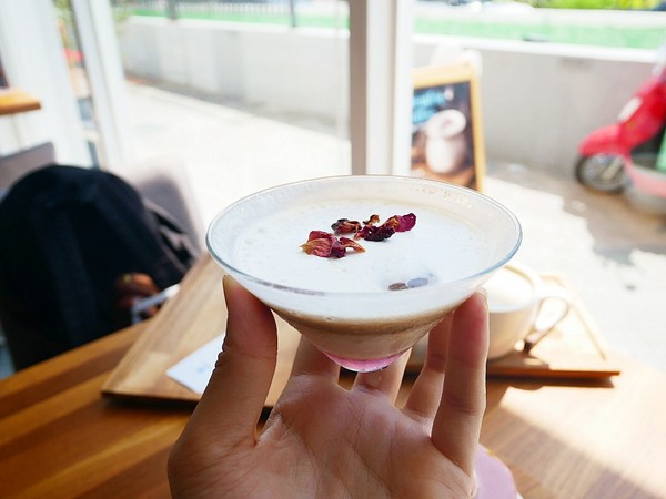 成真咖啡 Come-True Coffee(台南正興店)：成真咖啡 Come-True Coffee-台南特色咖啡館  店內環境舒適  餐點一道比一道美  創意咖啡一絕不試可惜