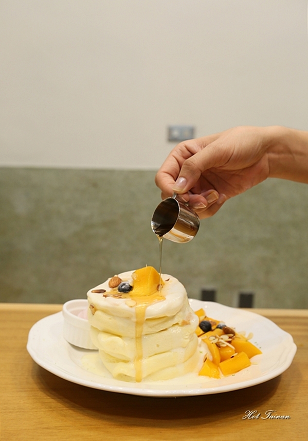 伴伴鬆餅：【嘉義美食】排隊人氣名店，低調老宅內的浮誇舒芙蕾：伴伴鬆餅