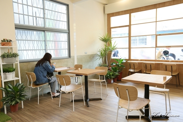 伴伴鬆餅：【嘉義美食】排隊人氣名店，低調老宅內的浮誇舒芙蕾：伴伴鬆餅