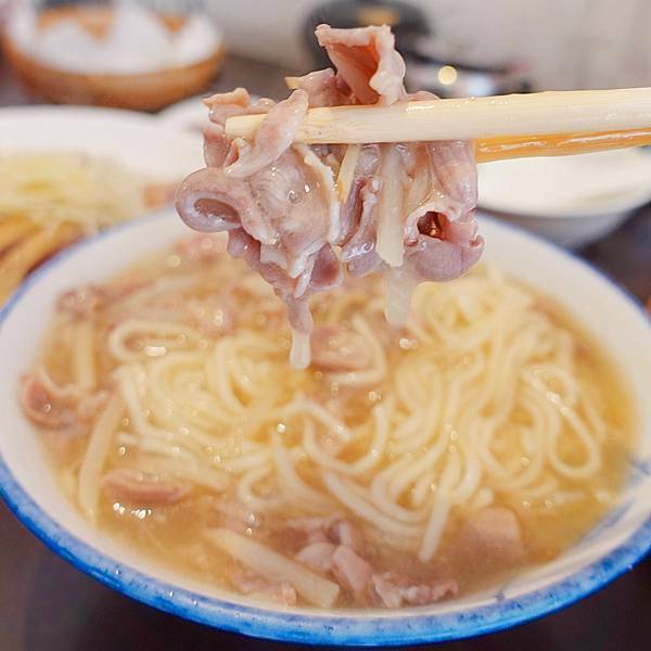 【新店美食】新店北鴨鴨肉羹~新店碧潭人氣美食小吃~新店必吃美食~光明街商圈超人氣美食~鴨肉羹美味好吃