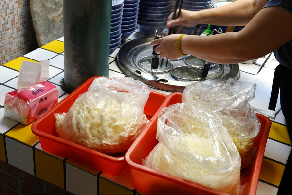 新北市新店區連奧運金牌選手都愛的必吃碧潭小吃-新店站北鴨鴨肉羹，裕隆城附近高CP值平價美食