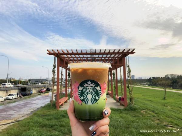 Starbucks Coffee 統一星巴克(永春東門市)：台灣星巴克│美美櫻花系列新上市，除了飲料杯外，星巴克布丁也換上粉色櫻花裝囉~