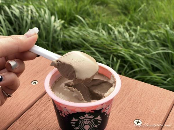 Starbucks Coffee 統一星巴克(永春東門市)：台灣星巴克│美美櫻花系列新上市，除了飲料杯外，星巴克布丁也換上粉色櫻花裝囉~