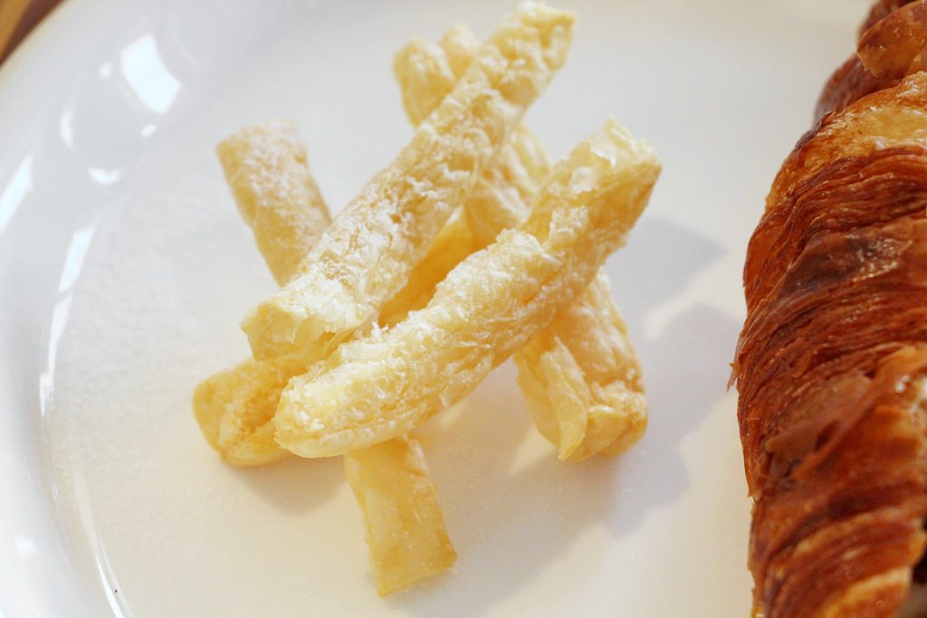 烏日推薦伴手禮,卷卷蛋糕,不止美味的甜點還有吃飽飽餐點,門市近高鐵站,附近超級好停車!! - 微笑Joe幸運