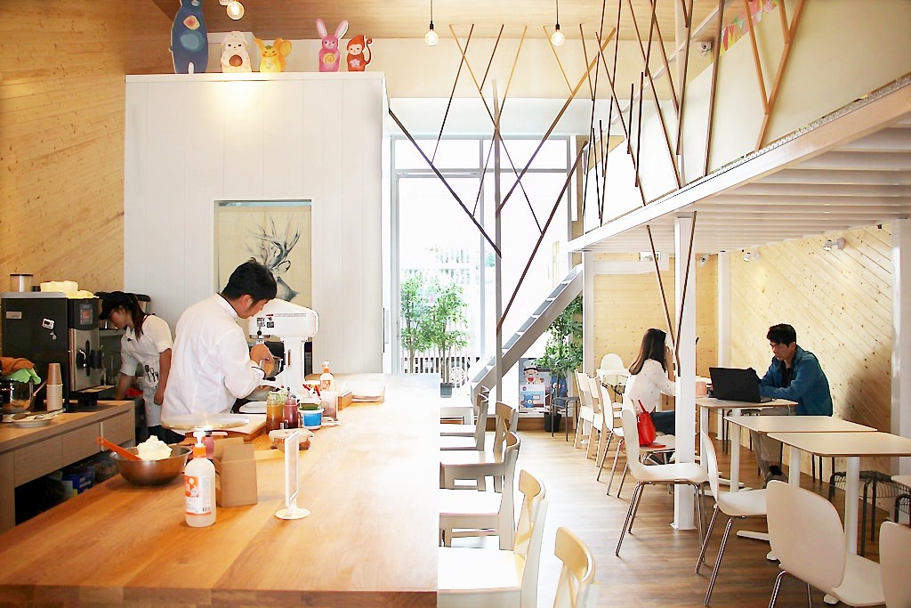 烏日推薦伴手禮,卷卷蛋糕,不止美味的甜點還有吃飽飽餐點,門市近高鐵站,附近超級好停車!! - 微笑Joe幸運