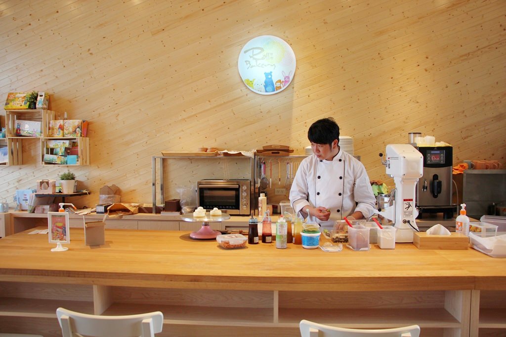 烏日推薦伴手禮,卷卷蛋糕,不止美味的甜點還有吃飽飽餐點,門市近高鐵站,附近超級好停車!! - 微笑Joe幸運