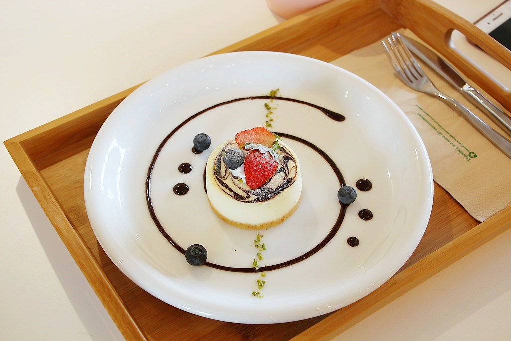 烏日推薦伴手禮,卷卷蛋糕,不止美味的甜點還有吃飽飽餐點,門市近高鐵站,附近超級好停車!! - 微笑Joe幸運