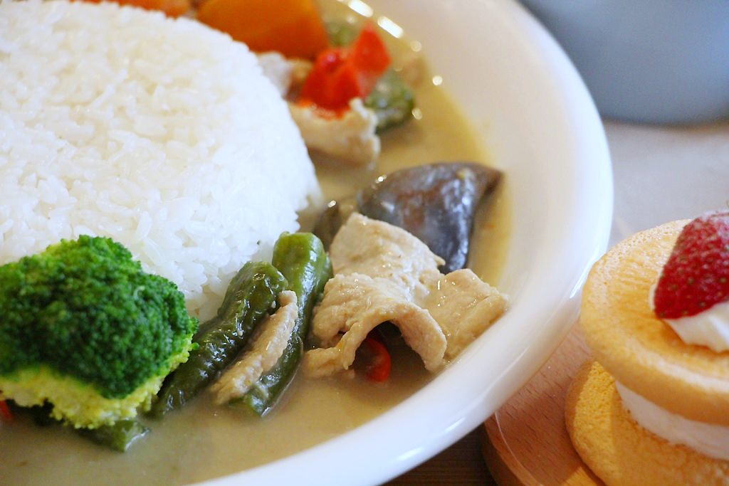 烏日推薦伴手禮,卷卷蛋糕,不止美味的甜點還有吃飽飽餐點,門市近高鐵站,附近超級好停車!! - 微笑Joe幸運