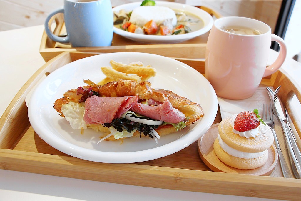 烏日推薦伴手禮,卷卷蛋糕,不止美味的甜點還有吃飽飽餐點,門市近高鐵站,附近超級好停車!! - 微笑Joe幸運