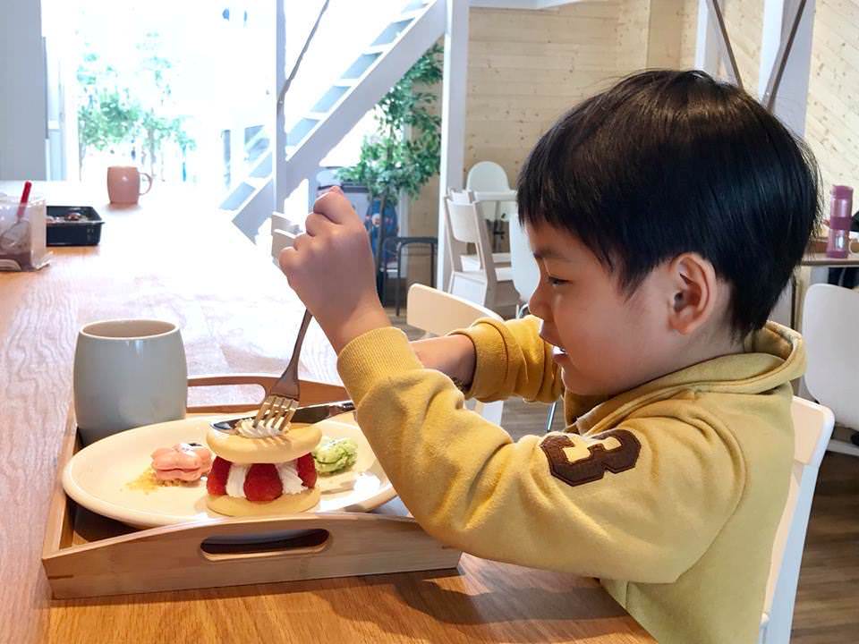 烏日推薦伴手禮,卷卷蛋糕,不止美味的甜點還有吃飽飽餐點,門市近高鐵站,附近超級好停車!! - 微笑Joe幸運