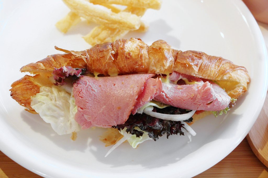 烏日推薦伴手禮,卷卷蛋糕,不止美味的甜點還有吃飽飽餐點,門市近高鐵站,附近超級好停車!! - 微笑Joe幸運