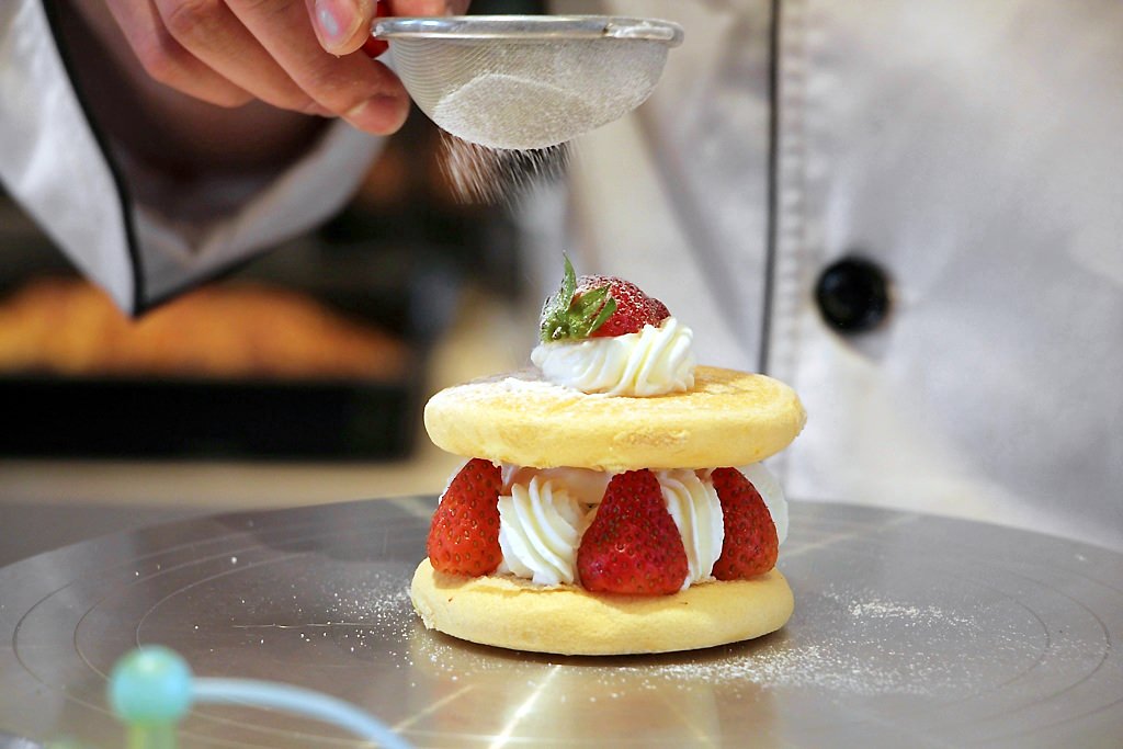 烏日推薦伴手禮,卷卷蛋糕,不止美味的甜點還有吃飽飽餐點,門市近高鐵站,附近超級好停車!! - 微笑Joe幸運