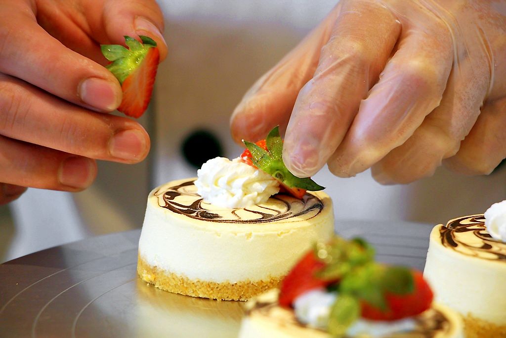 烏日推薦伴手禮,卷卷蛋糕,不止美味的甜點還有吃飽飽餐點,門市近高鐵站,附近超級好停車!! - 微笑Joe幸運