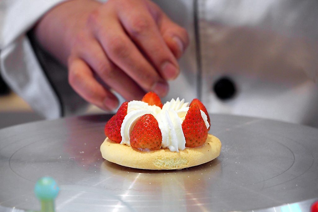 烏日推薦伴手禮,卷卷蛋糕,不止美味的甜點還有吃飽飽餐點,門市近高鐵站,附近超級好停車!! - 微笑Joe幸運