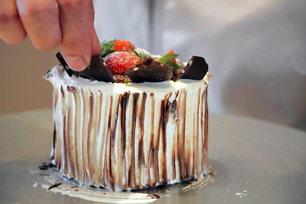 烏日推薦伴手禮,卷卷蛋糕,不止美味的甜點還有吃飽飽餐點,門市近高鐵站,附近超級好停車!! - 微笑Joe幸運