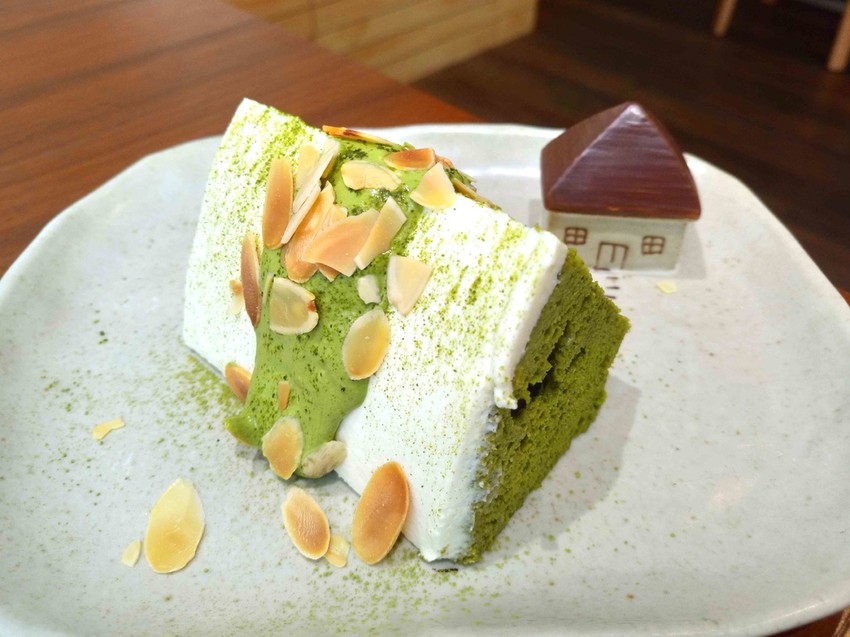 【桃園中壢】秋生珈琲☞隱身於柏徳社區的幽靜咖啡廳，淋醬從森半抹茶戚風上緩緩流下的畫面超療癒!