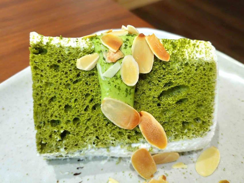 【桃園中壢】秋生珈琲☞隱身於柏徳社區的幽靜咖啡廳，淋醬從森半抹茶戚風上緩緩流下的畫面超療癒!