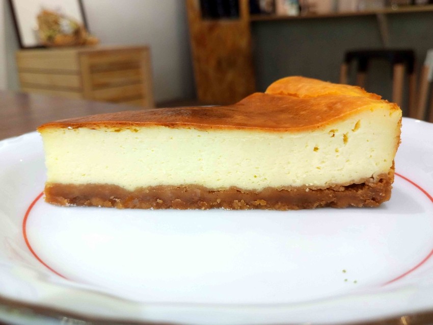 【桃園中壢】秋生珈琲☞隱身於柏徳社區的幽靜咖啡廳，淋醬從森半抹茶戚風上緩緩流下的畫面超療癒!