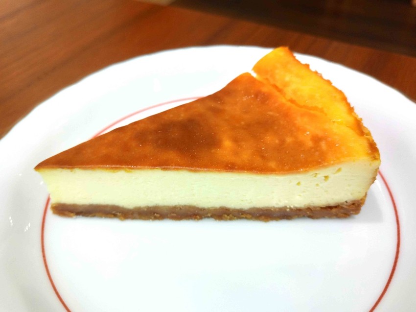 【桃園中壢】秋生珈琲☞隱身於柏徳社區的幽靜咖啡廳，淋醬從森半抹茶戚風上緩緩流下的畫面超療癒!