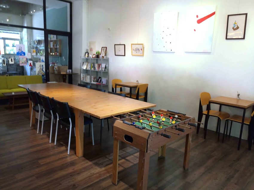 【桃園中壢】秋生珈琲☞隱身於柏徳社區的幽靜咖啡廳，淋醬從森半抹茶戚風上緩緩流下的畫面超療癒!