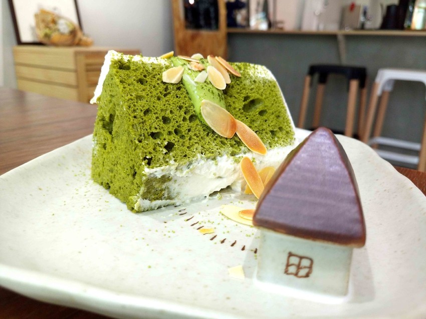 【桃園中壢】秋生珈琲☞隱身於柏徳社區的幽靜咖啡廳，淋醬從森半抹茶戚風上緩緩流下的畫面超療癒!