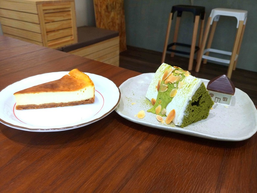 【桃園中壢】秋生珈琲☞隱身於柏徳社區的幽靜咖啡廳，淋醬從森半抹茶戚風上緩緩流下的畫面超療癒!