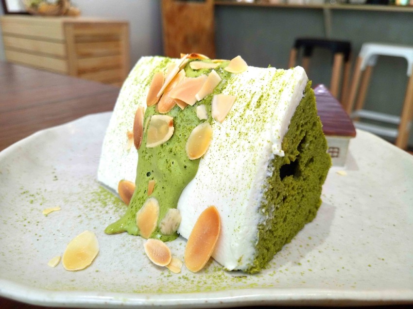 【桃園中壢】秋生珈琲☞隱身於柏徳社區的幽靜咖啡廳，淋醬從森半抹茶戚風上緩緩流下的畫面超療癒!