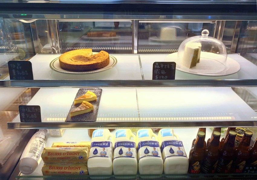 【桃園中壢】秋生珈琲☞隱身於柏徳社區的幽靜咖啡廳，淋醬從森半抹茶戚風上緩緩流下的畫面超療癒!