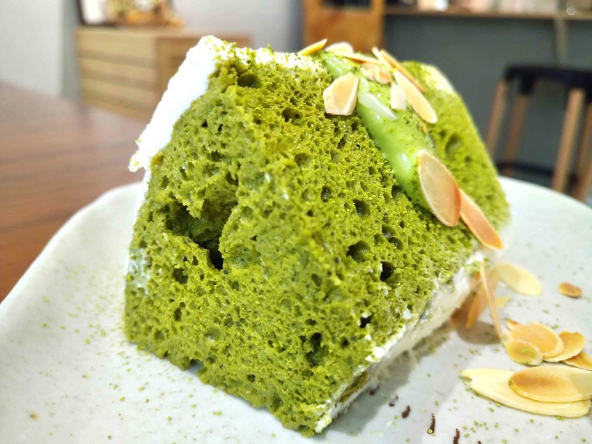 【桃園中壢】秋生珈琲☞隱身於柏徳社區的幽靜咖啡廳，淋醬從森半抹茶戚風上緩緩流下的畫面超療癒!