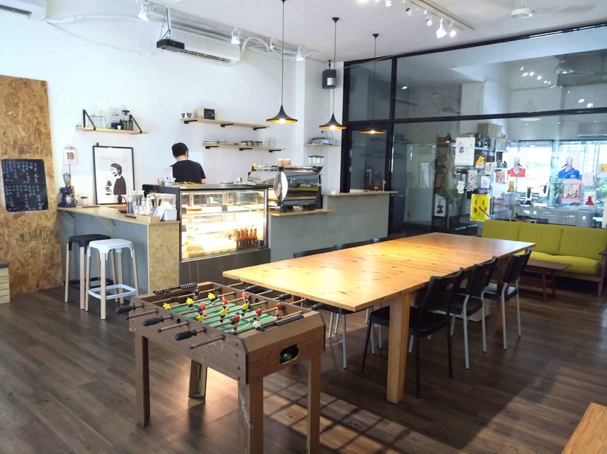 【桃園中壢】秋生珈琲☞隱身於柏徳社區的幽靜咖啡廳，淋醬從森半抹茶戚風上緩緩流下的畫面超療癒!