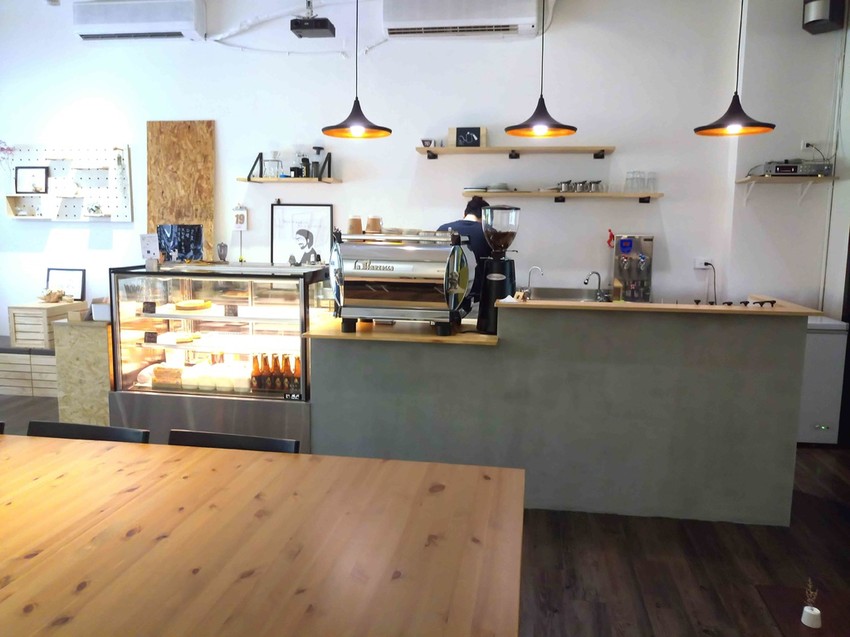 【桃園中壢】秋生珈琲☞隱身於柏徳社區的幽靜咖啡廳，淋醬從森半抹茶戚風上緩緩流下的畫面超療癒!