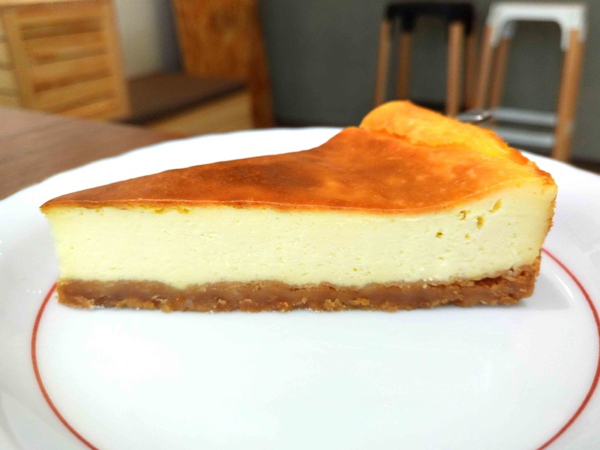 【桃園中壢】秋生珈琲☞隱身於柏徳社區的幽靜咖啡廳，淋醬從森半抹茶戚風上緩緩流下的畫面超療癒!