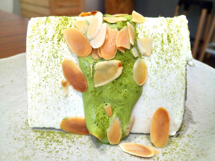 【桃園中壢】秋生珈琲☞隱身於柏徳社區的幽靜咖啡廳，淋醬從森半抹茶戚風上緩緩流下的畫面超療癒!