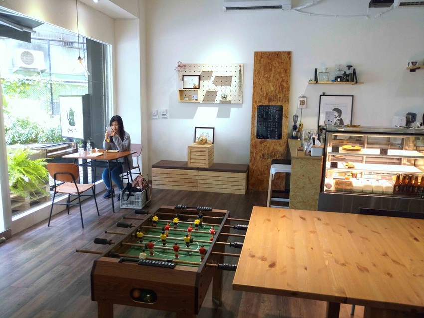 【桃園中壢】秋生珈琲☞隱身於柏徳社區的幽靜咖啡廳，淋醬從森半抹茶戚風上緩緩流下的畫面超療癒!