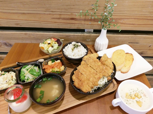 鹿角咖啡 Antler Café:鹿角咖啡Antler Café-台中南區咖啡館 文創園區周邊休憩好去處 除了享用下午茶 還有義大利麵早午餐 鹿角咖啡 Antler Café:鹿角咖啡Antler Café-台中南區咖啡館 文創園區周邊休憩好去處 除了享用下午茶 還有義大利麵早午餐