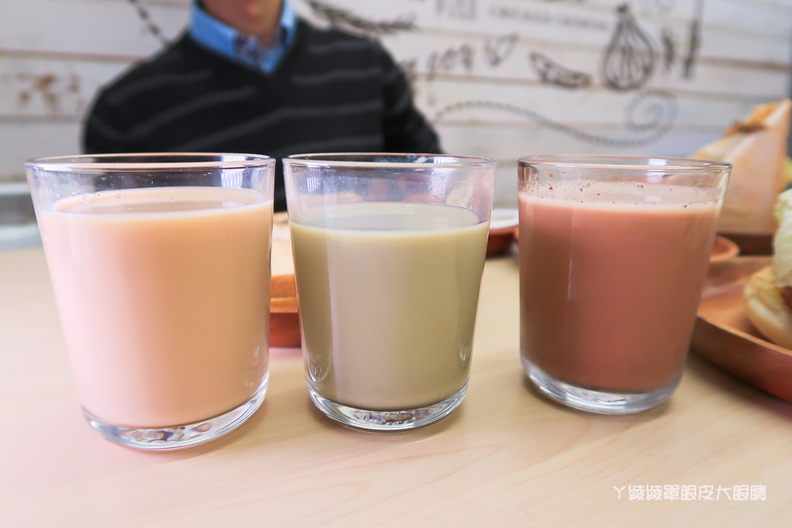 新竹早餐推薦｜早安公雞農場晨食！新竹東南街櫻花步道附近，霸氣又美味的槍客牛仔雞腿排老麵堡